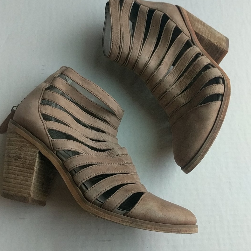 HINGE/ cutout booties